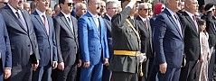 Çelenk bıraktılar
