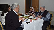 Eşiyle iftara katıldı - haberi