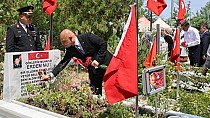 Şehitliği ziyaret etti - haberi