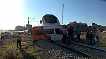Tren minibüse çarptı - haberi
