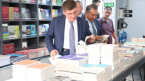 VALİ KİTAPLARI İNCELEDİ
