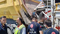 KAMYON ÇEKİCİYE ÇARPTI