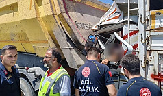KAMYON ÇEKİCİYE ÇARPTI