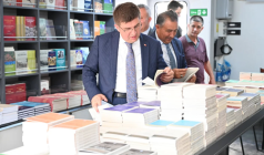 VALİ KİTAPLARI İNCELEDİ